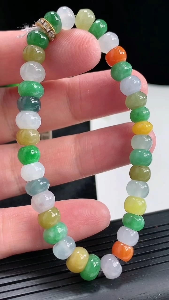 天然A货翡翠三彩算盘珠手串，尺寸7-5-36颗重量:19.72g4月22日
工厂直销收藏佳品,种好水