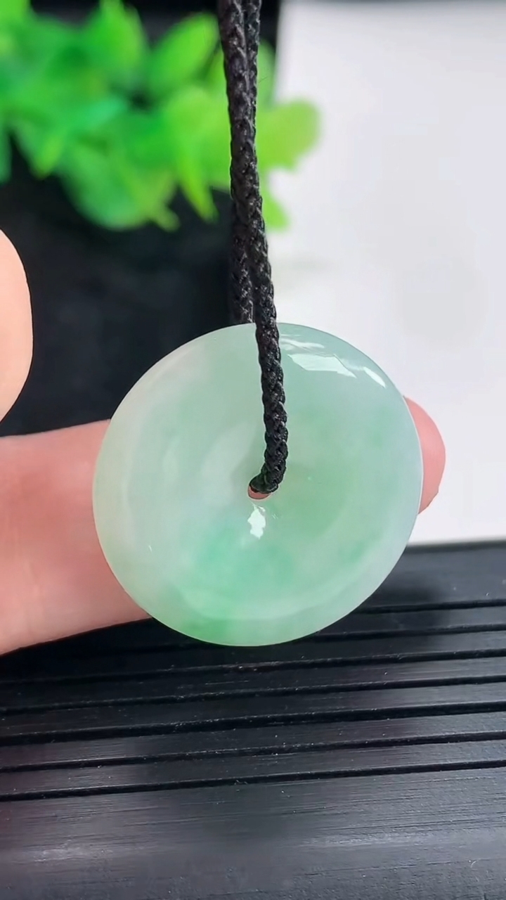 天然A货翡翠平安扣吊坠，尺寸23.5-5重量:5.13g
4月22日