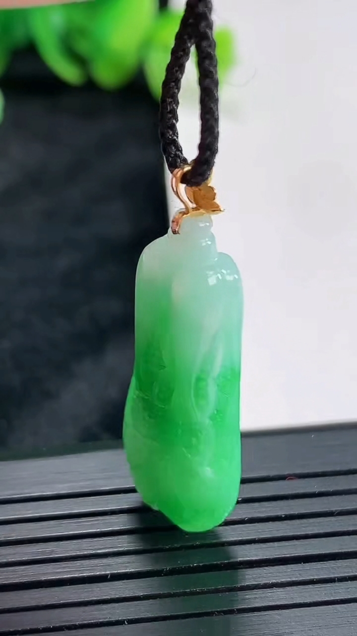 天然A货翡翠白菜吊坠，尺寸34-13.5-6.2重量:5.27g
4月22日