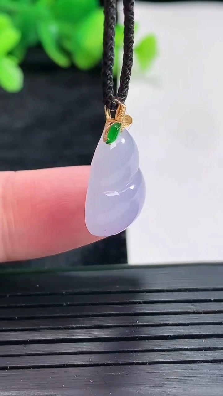 天然A货翡翠18k金紫罗兰葫芦吊坠，尺寸18-13.5-6重量:2.81g
4月22日