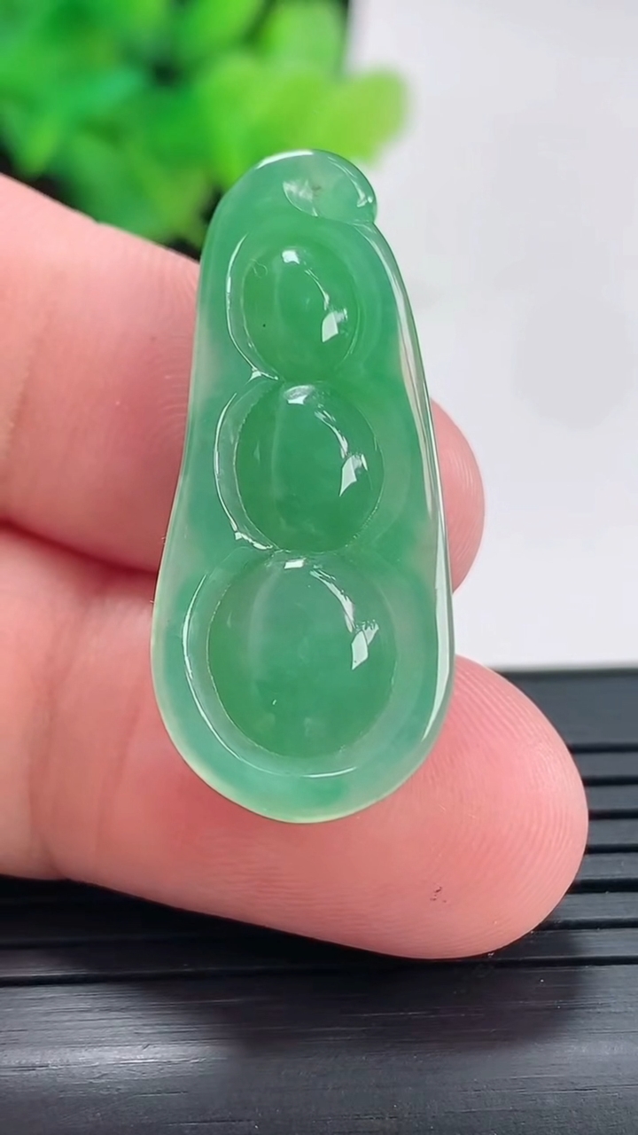 天然A货翡翠福豆吊坠，尺寸35-14-5.8重量:4.88g
4月22日