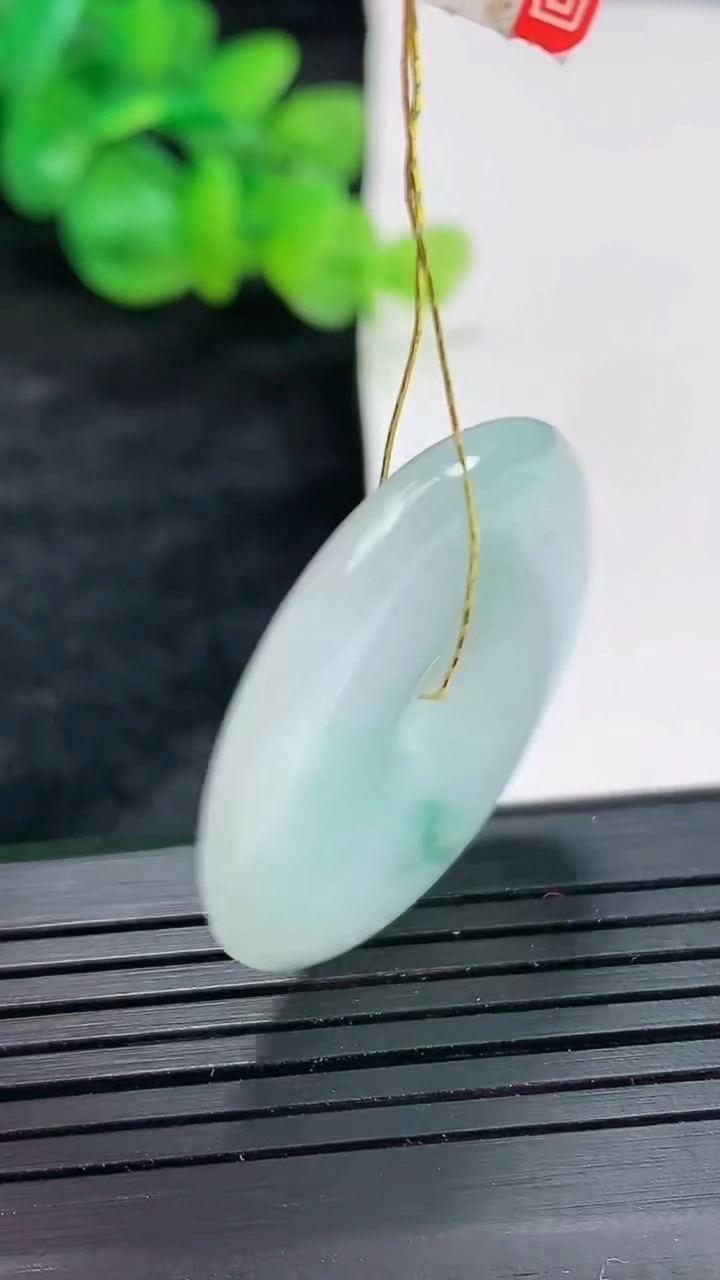 天然A货翡翠飘花平安扣吊坠，尺寸30.5-5重量:10.53g
4月22日