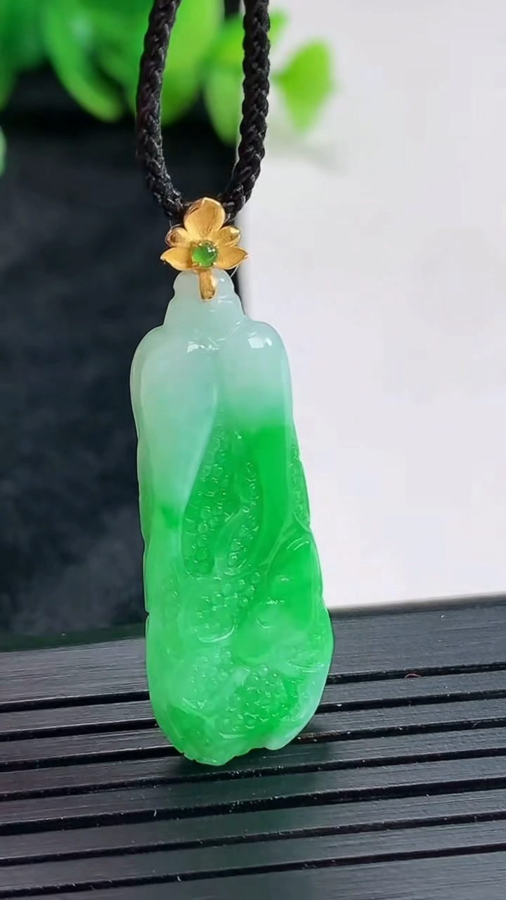 天然A货翡翠白菜吊坠，尺寸34-13.5-6.2重量:5.27g
4月22日