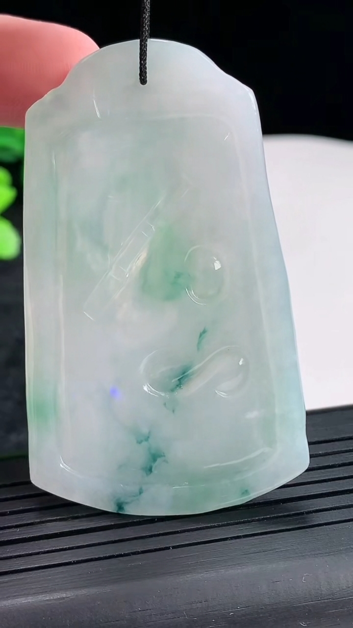 天然A货翡翠飘花大势至菩萨吊坠，尺寸64-38.6-5重量:25.19g
4月22日