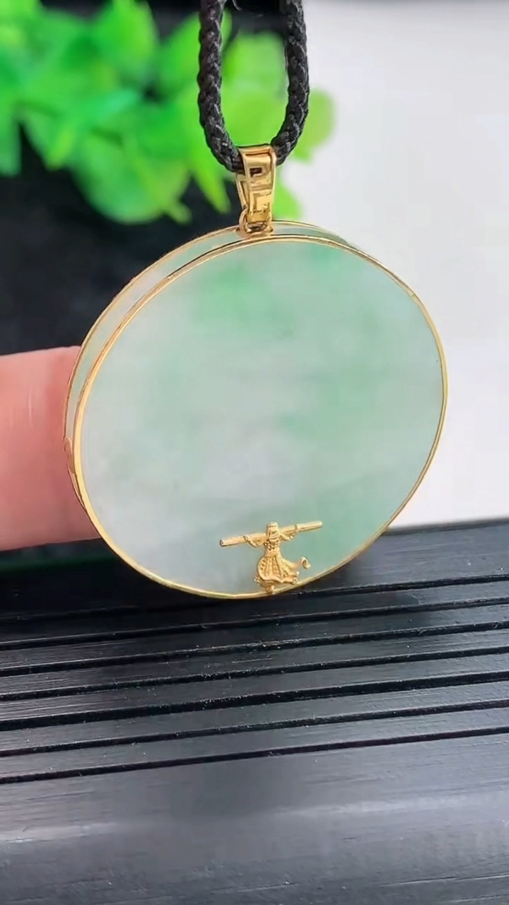 天然A货翡翠无事牌吊坠，尺寸29-3.2重量:6.07g
4月22日