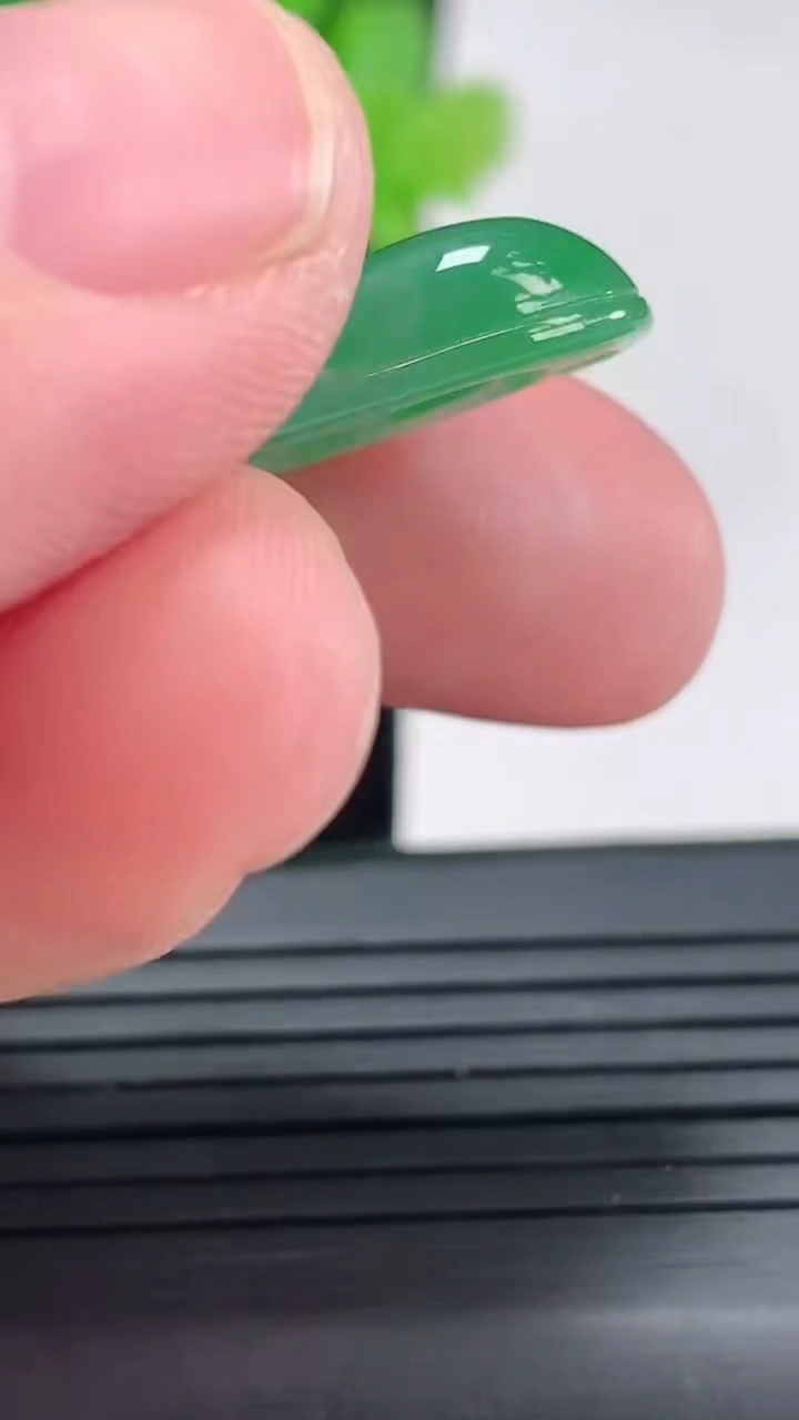 天然A货翡翠福豆吊坠，尺寸35-14-5.8重量:4.88g
4月22日