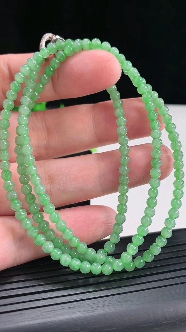 天然A货翡翠圆珠项链，尺寸3.5-168颗重量:16.56g
4月22日