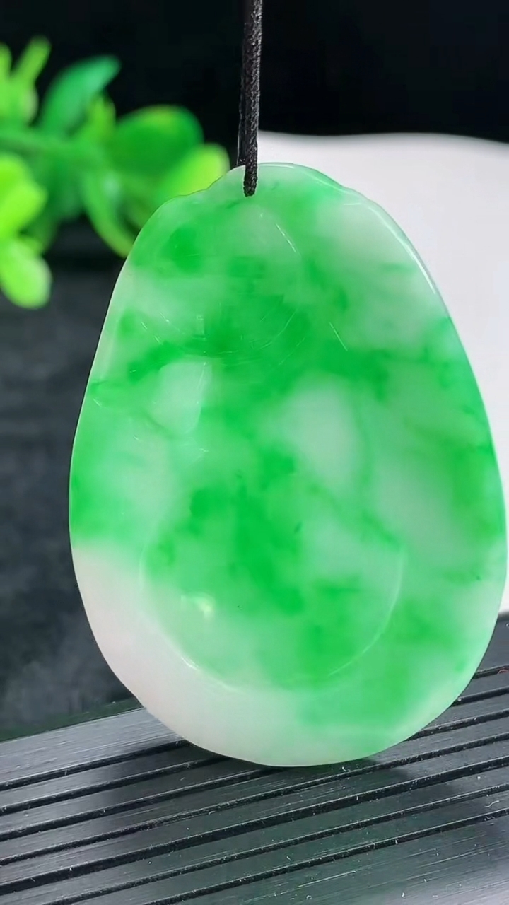 天然A货翡翠仿古龙牌吊坠，尺寸50-35-4重量:14.32g
4月22日