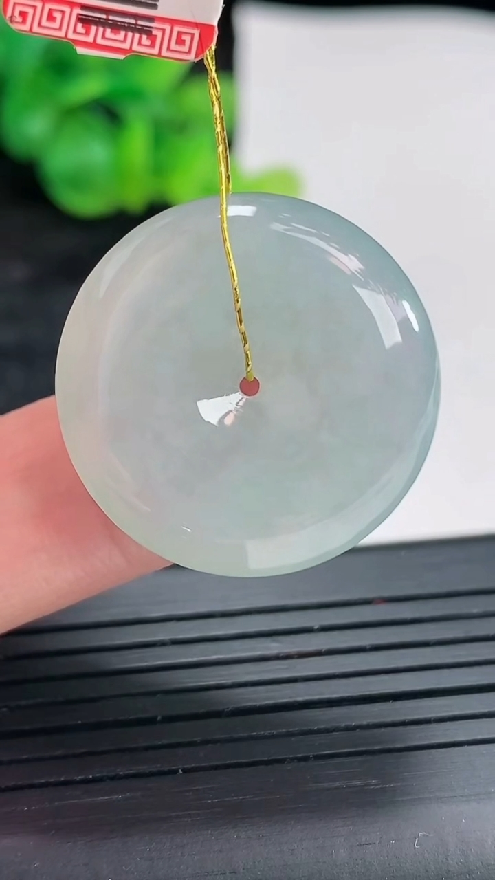 天然A货翡翠平安扣吊坠，尺寸25-5.5重量:7.59g
4月22日