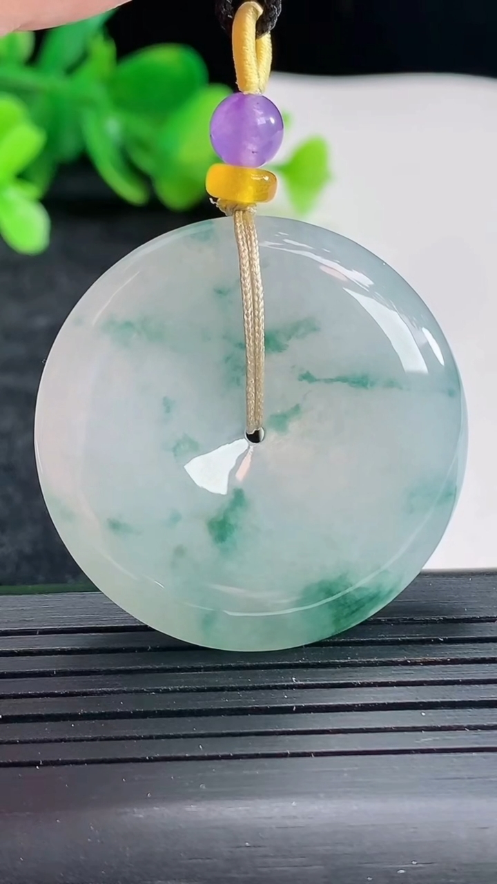 天然A货翡翠飘花平安扣吊坠，尺寸38-7.2重量:22.30g
4月22日