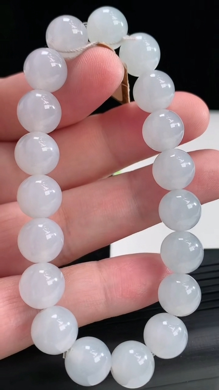 天然A货翡翠种白冰圆珠手串，尺寸10重量:35.49g4月22日
工厂直销收藏佳品,种好水足，色泽均匀，有种有色，上手高大气！