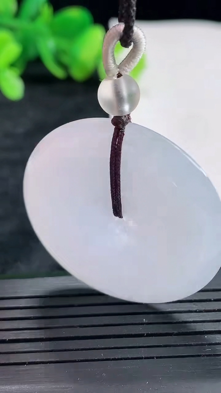 天然A货翡翠紫罗兰平安扣吊坠，尺寸37.5-5.2重量:16.83g
4月22日