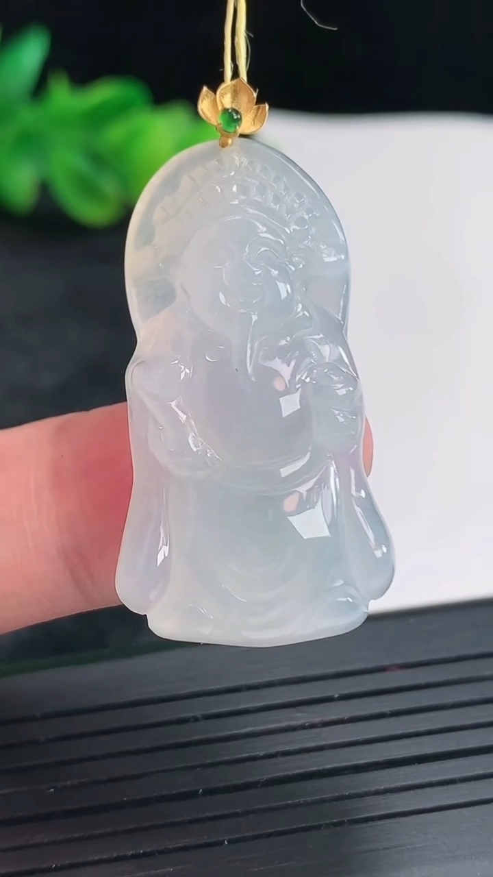 天然A货翡翠种白冰财神爷吊坠，尺寸35-20-5.8重量:8.10g
4月22日