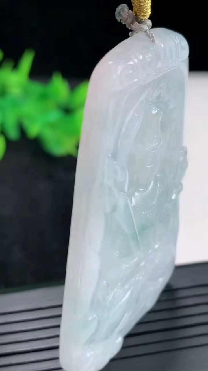 天然A货翡翠飘花虚空藏菩萨吊坠，尺寸61.5-39-5.8重量:29.76g
4月22日