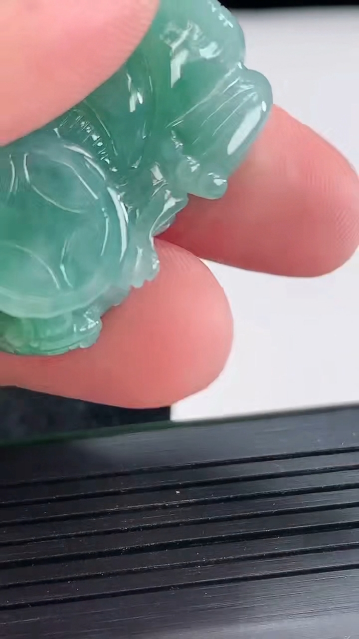 天然A货翡翠貔貅吊坠，尺寸34.5-20-12.5重量:19.18g
4月22日