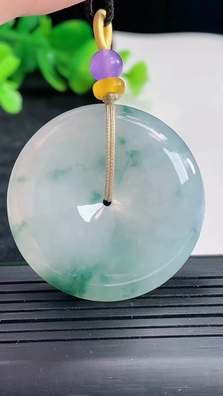 天然A货翡翠飘花平安扣吊坠，尺寸38-7.2重量:22.30g
4月22日