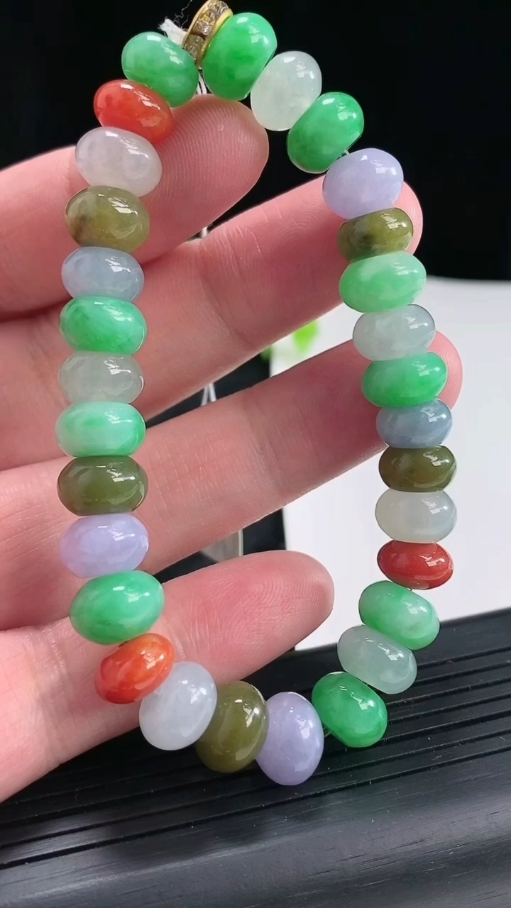天然A货翡翠三彩算盘珠手串，尺寸9-5-30颗重量:34.86g4月22日
工厂直销收藏佳品,种好水