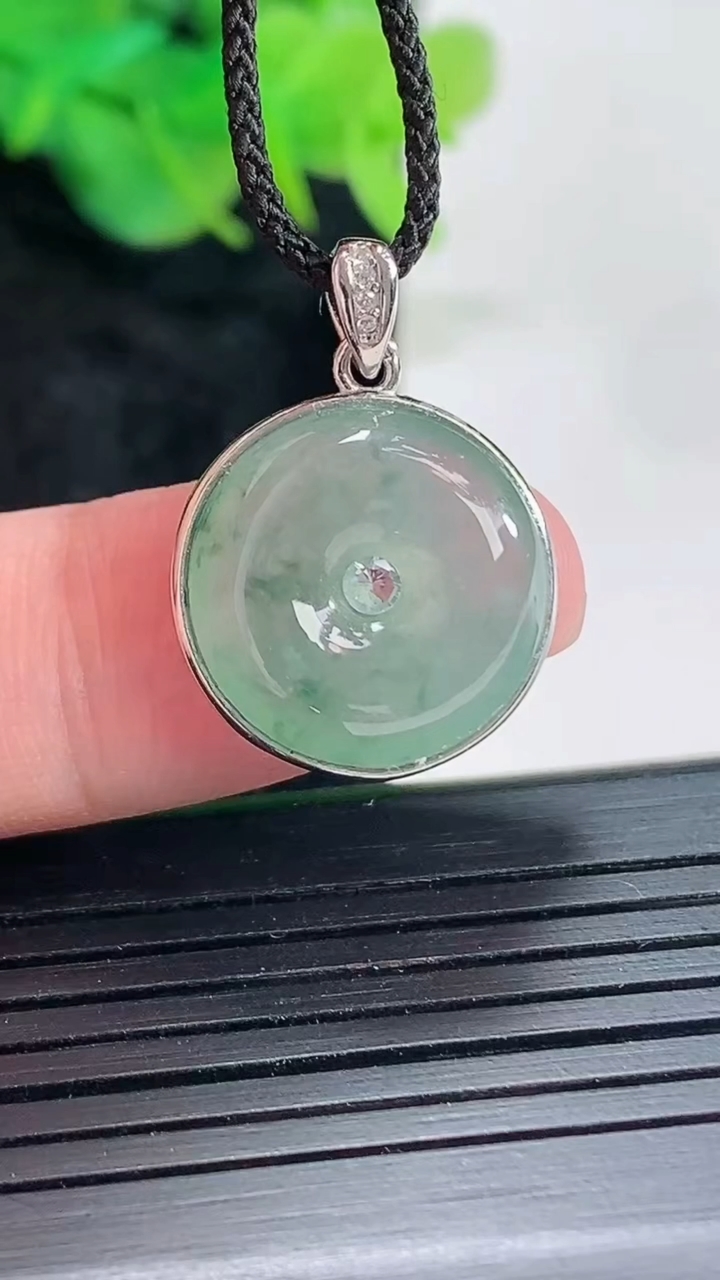 天然A货翡翠925银飘花平安扣吊坠，尺寸22-17-5，裸石16.5重量:g
4月22日