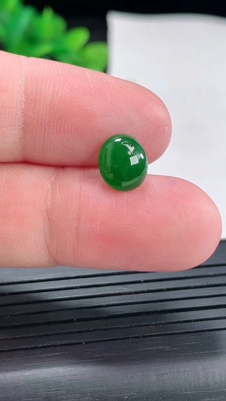 天然A货翡翠蛋面镶嵌件，尺寸8.6-8-3.2重量:0.46g
4月22日