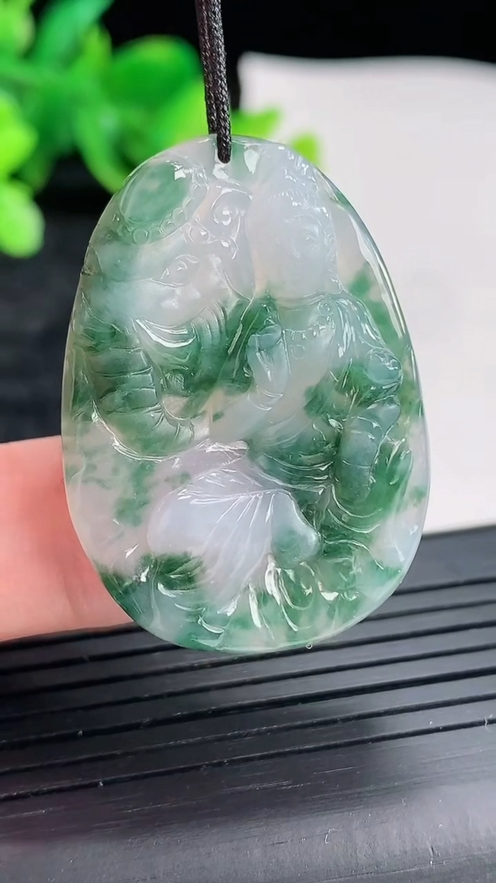 天然A货翡翠飘花普贤菩萨吊坠，尺寸37-26.5-4重量:7.91g
4月22日