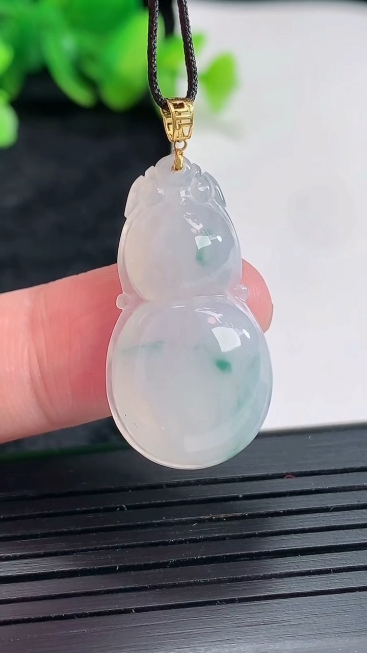 天然A货翡翠18k金飘花葫芦吊坠，尺寸29-16-4.5重量:3.35g
4月22日