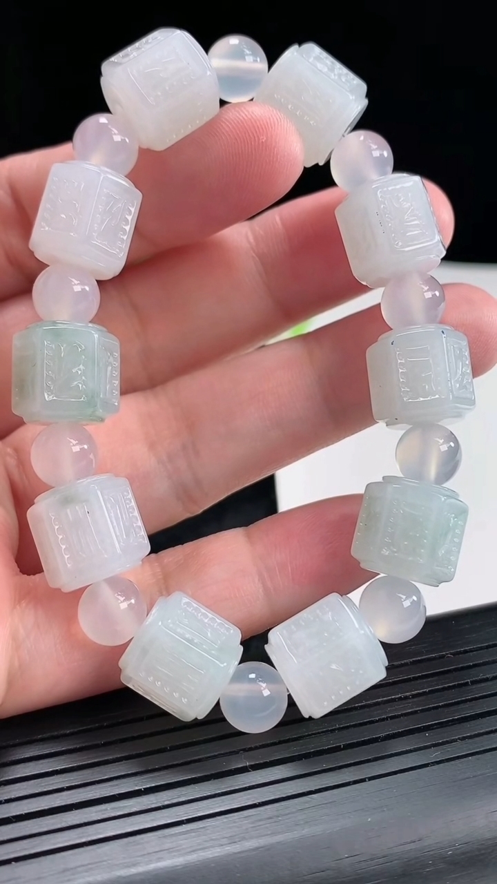 天然A货翡翠飘花六字真言路路通手串，尺寸12-12.5-10颗重量:47.65g4月22日
工厂直销收藏佳品,种好水足，色泽均匀，有种有色，上手高大气！