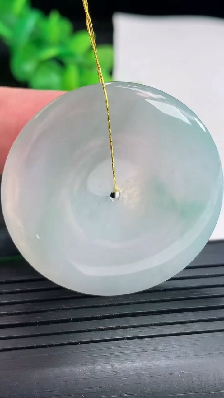 天然A货翡翠平安扣吊坠，尺寸39.5-5重量:17.73g
4月22日