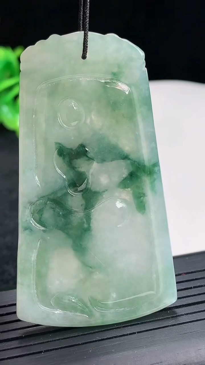 天然A货翡翠飘花虚空藏菩萨吊坠，尺寸65.6-37.5-5重量:29.09g
4月22日