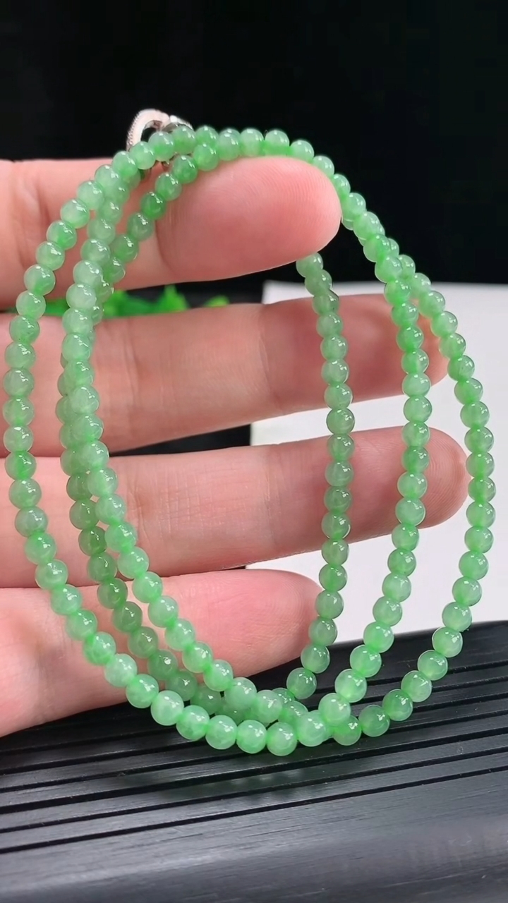 天然A货翡翠圆珠项链，尺寸3.5-168颗重量:16.56g
4月22日