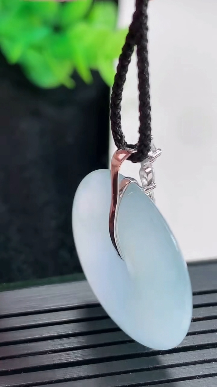 天然A货翡翠18k金紫罗兰平安扣吊坠，尺寸27-5重量:8.22g
4月23日