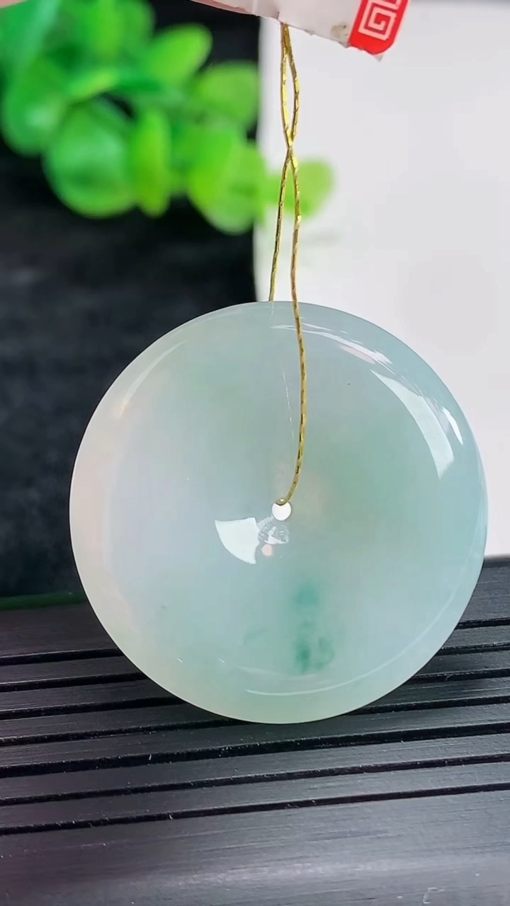 天然A货翡翠飘花平安扣吊坠，尺寸30.5-5重量:10.53g
4月22日