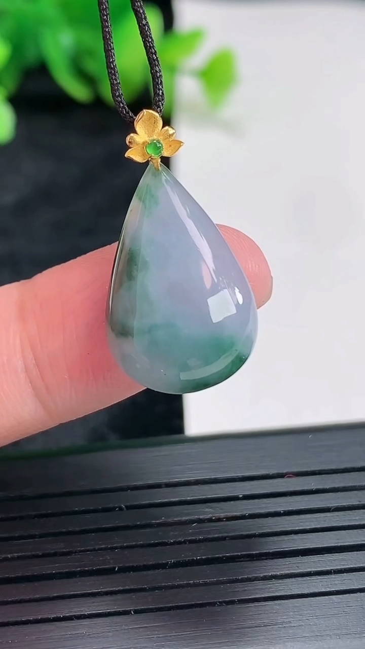 天然A货翡翠18k金紫罗兰飘花水滴吊坠，尺寸21-14-4.6重量:2.35g
4月22日