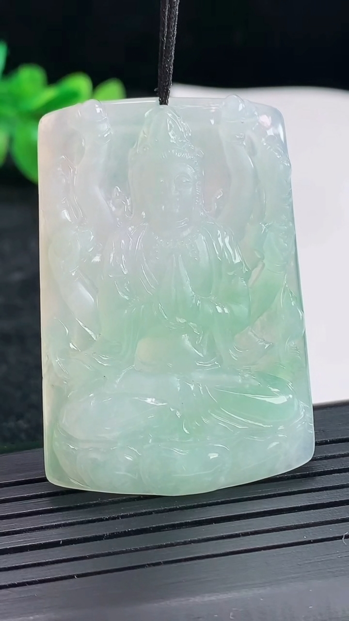 天然A货翡翠千手观音菩萨吊坠，尺寸48.6-23.5-4.2重量:15.39g
4月22日