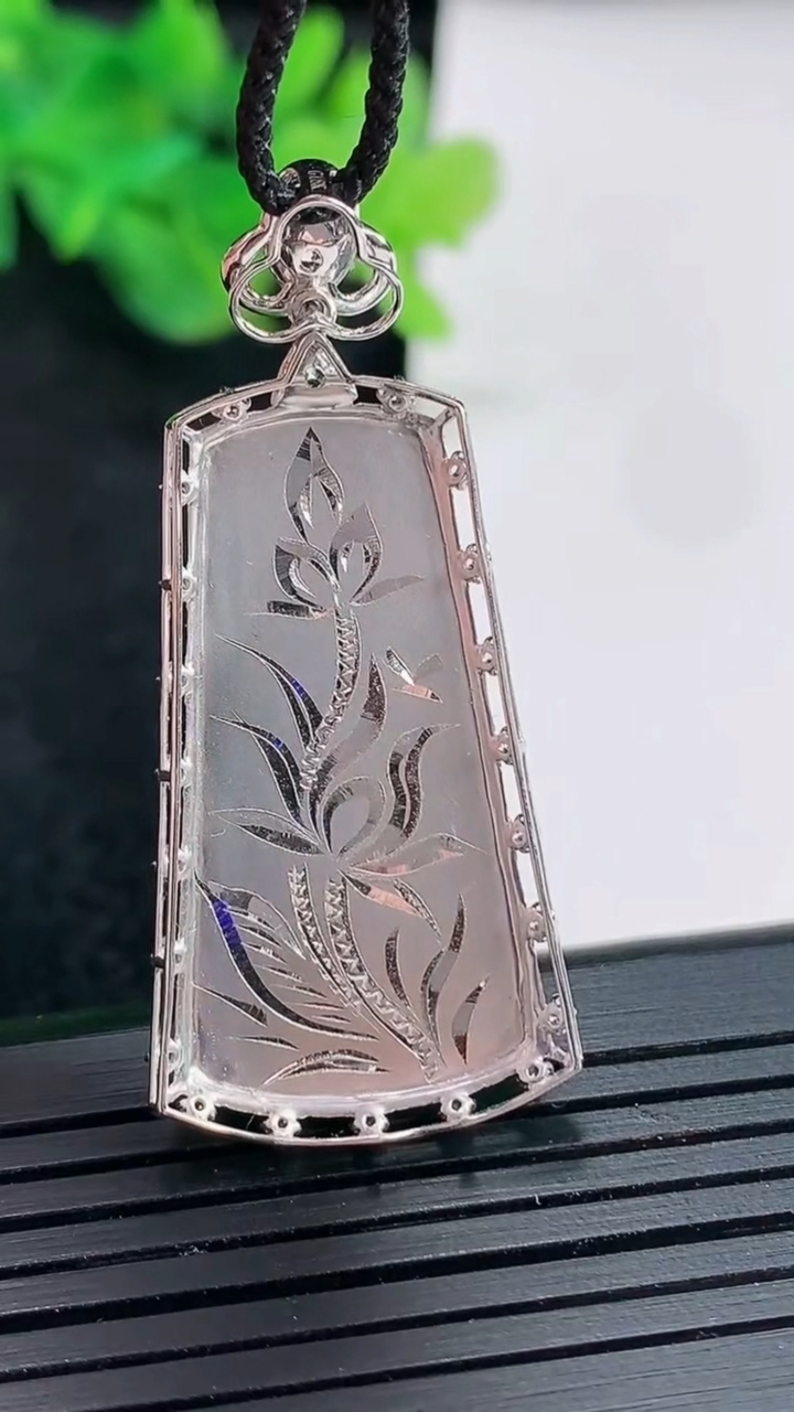 天然A货翡翠无事牌吊坠，尺寸44-20-7，裸石32-17重量:6.96g
4月22日