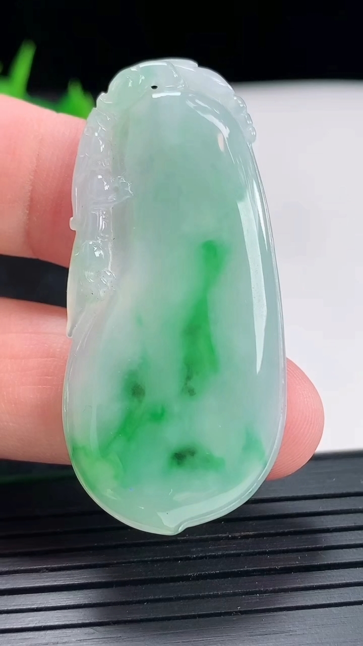 天然A货翡翠福瓜吊坠，尺寸5225-4.2重量:11.42g
4月22日