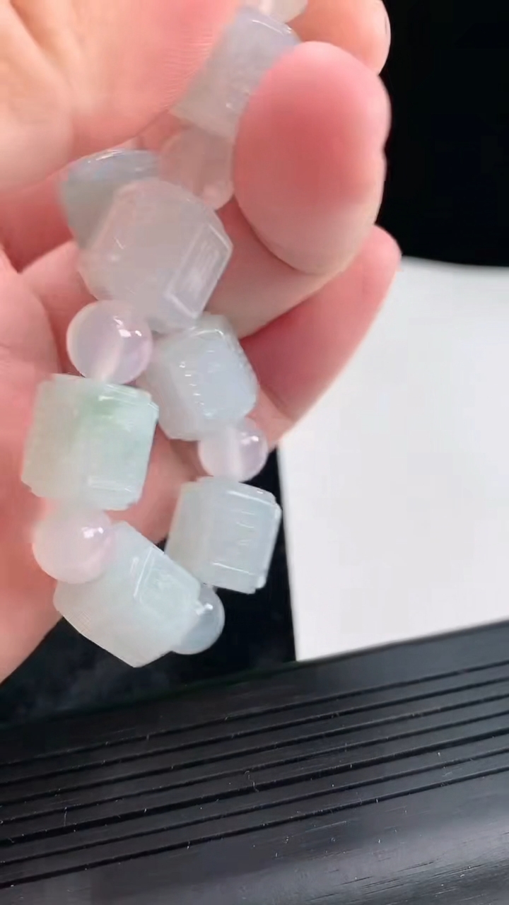 天然A货翡翠飘花六字真言路路通手串，尺寸12-12.5-10颗重量:47.65g4月22日
工厂直销收藏佳品,种好水足，色泽均匀，有种有色，上手高大气！