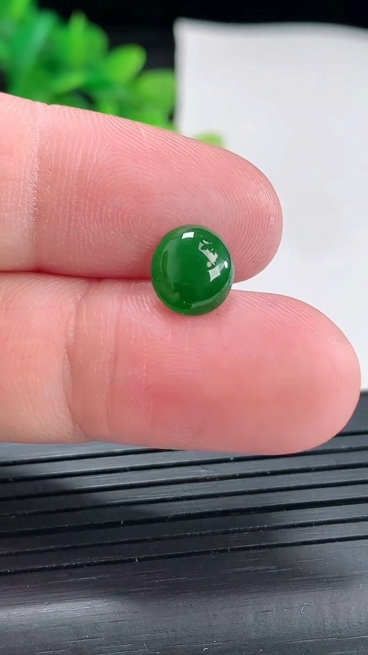 天然A货翡翠蛋面镶嵌件，尺寸8.6-8-3.2重量:0.46g
4月22日