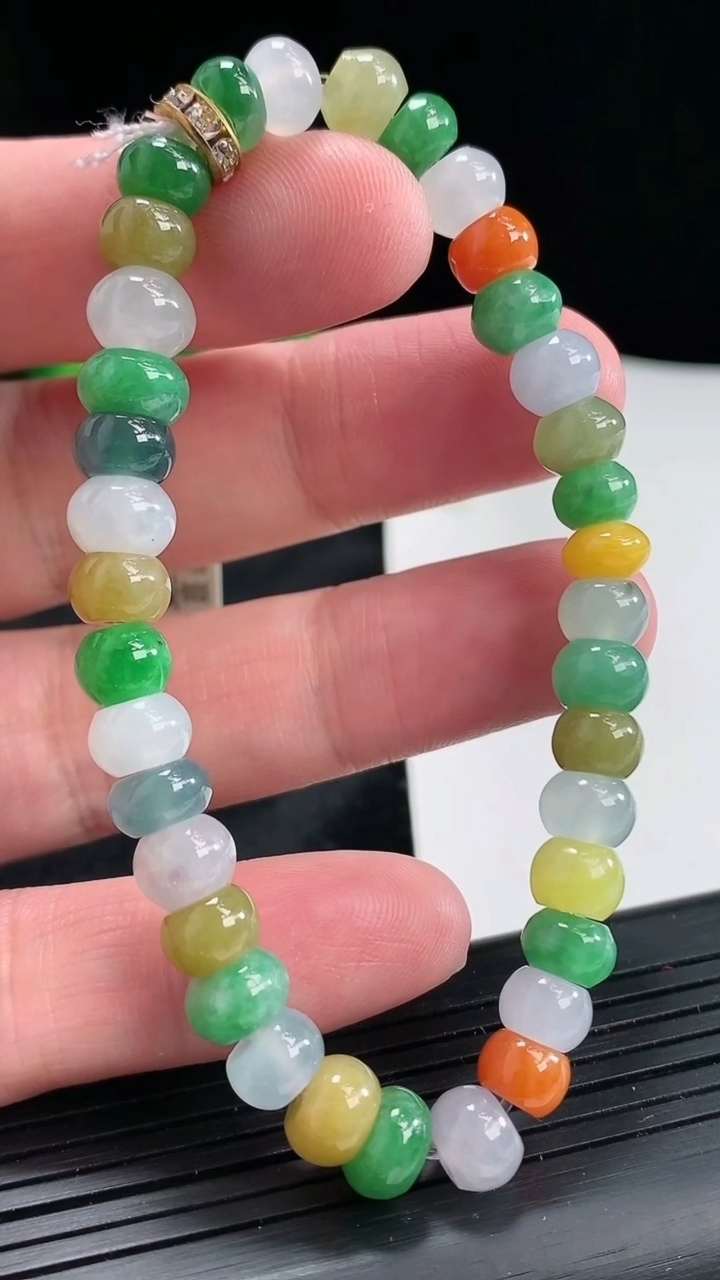 天然A货翡翠三彩算盘珠手串，尺寸7-5-36颗重量:19.72g4月22日
工厂直销收藏佳品,种好水