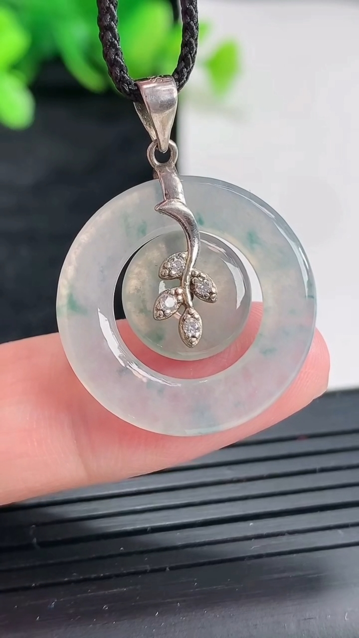 天然A货翡翠925银飘花子母平安扣吊坠，尺寸22.5-3.6重量:3.56g
4月22日