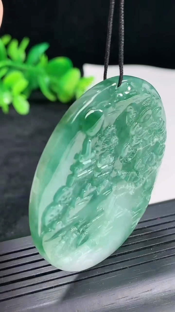天然A货翡翠牌吊坠，尺寸52-5.5重量:34.47g
4月22日