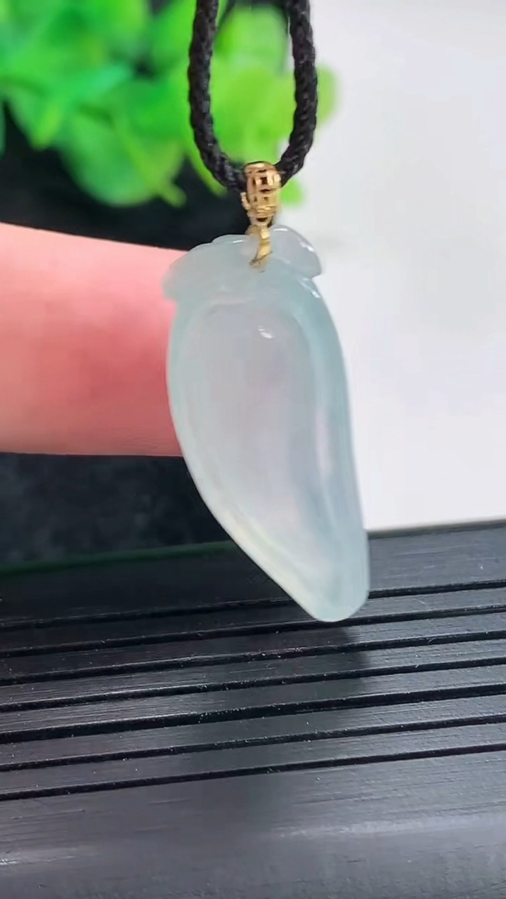 天然A货翡翠福瓜吊坠，尺寸29.5-11-7重量:2.98g
4月22日