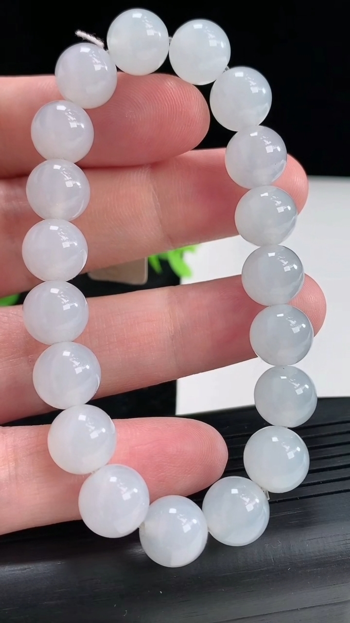 天然A货翡翠种白冰圆珠手串，尺寸10重量:35.49g4月22日
工厂直销收藏佳品,种好水足，色泽均