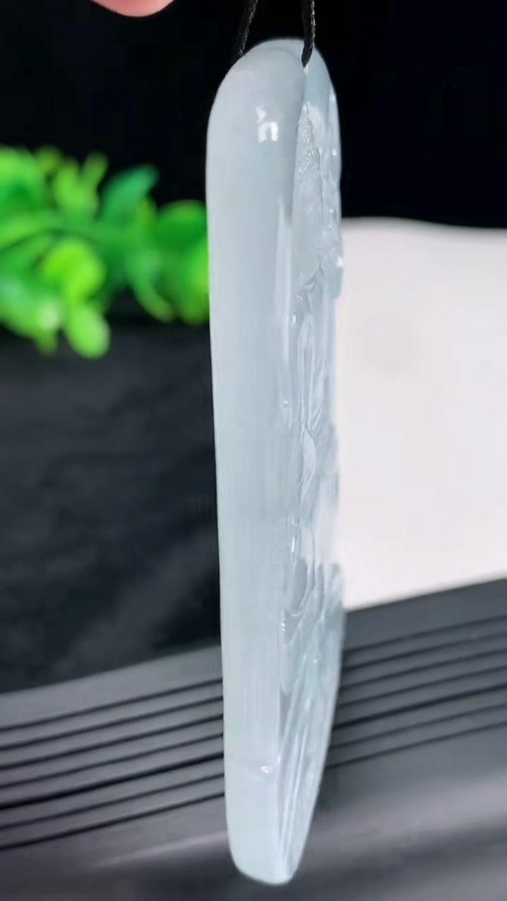 天然A货翡翠飘花大日如来吊坠，尺寸72-45-5.6重量:44.90g
4月22日