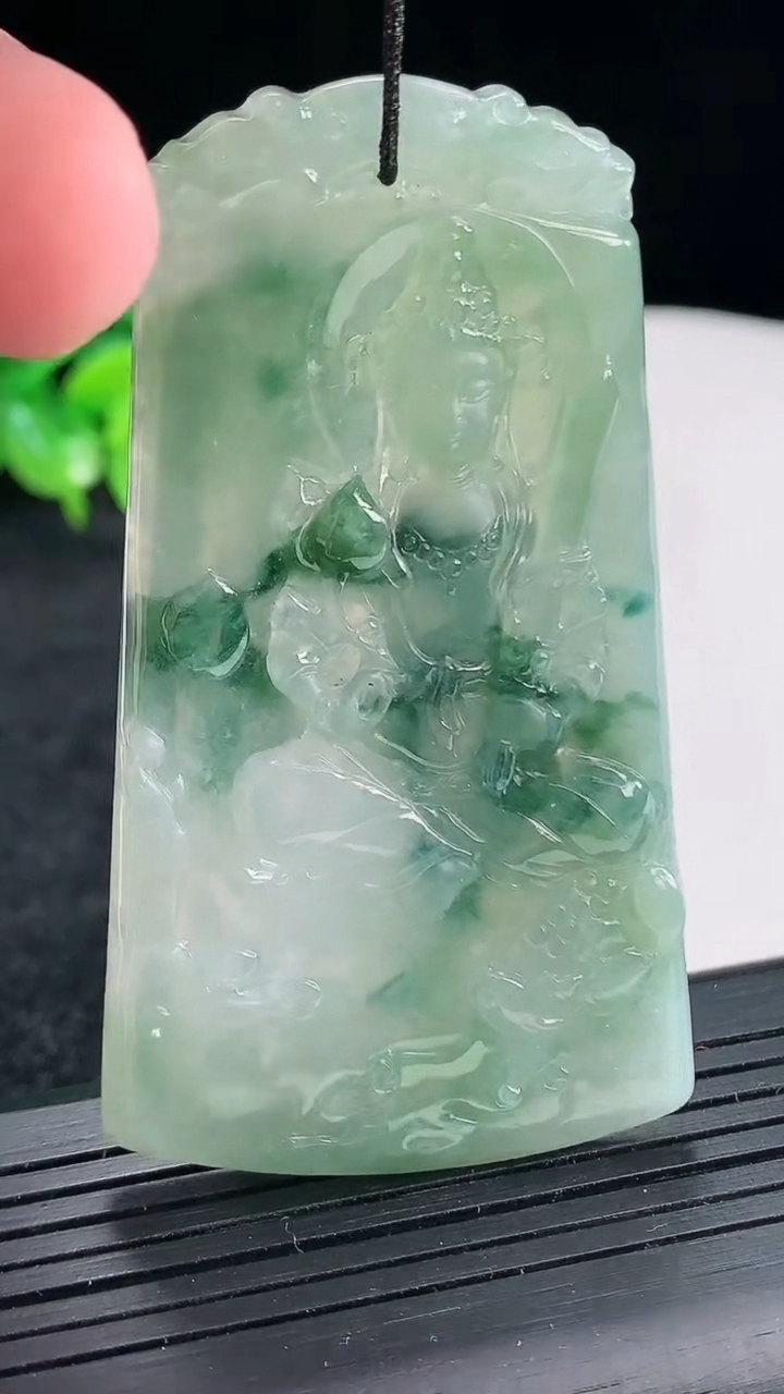 天然A货翡翠飘花虚空藏菩萨吊坠，尺寸65.6-37.5-5重量:29.09g
4月22日