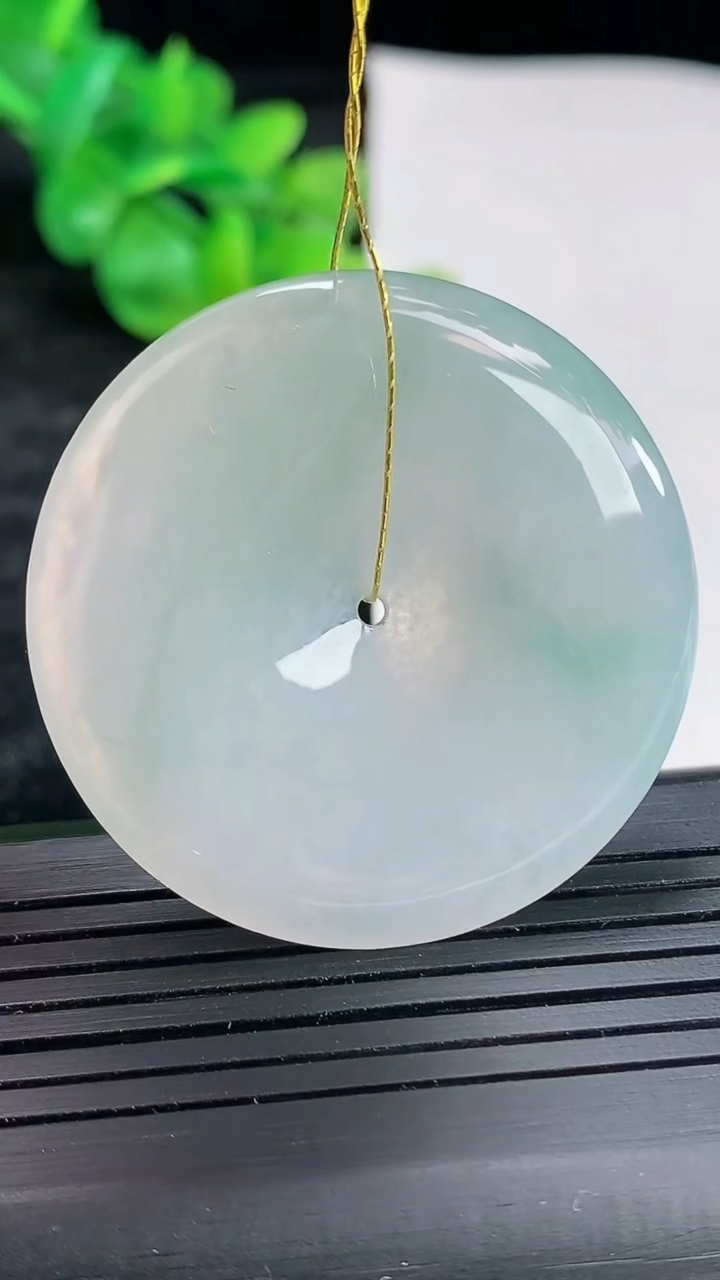 天然A货翡翠平安扣吊坠，尺寸39.5-5重量:17.73g
4月22日