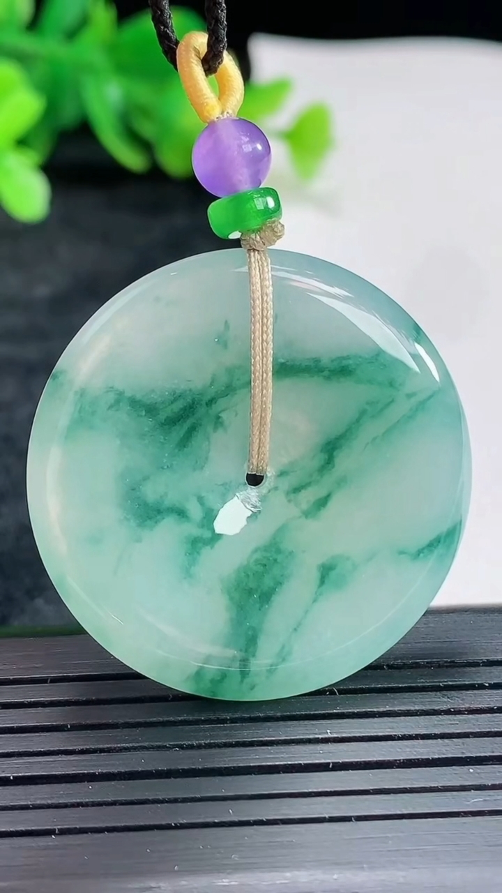 天然A货翡翠飘花平安扣吊坠，尺寸36-5.2重量:15.96g
4月22日