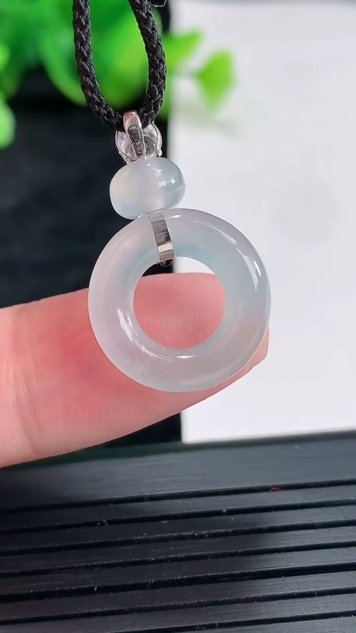 天然A货翡翠平安环吊坠，尺寸16-4.2重量:2.33g
4月22日