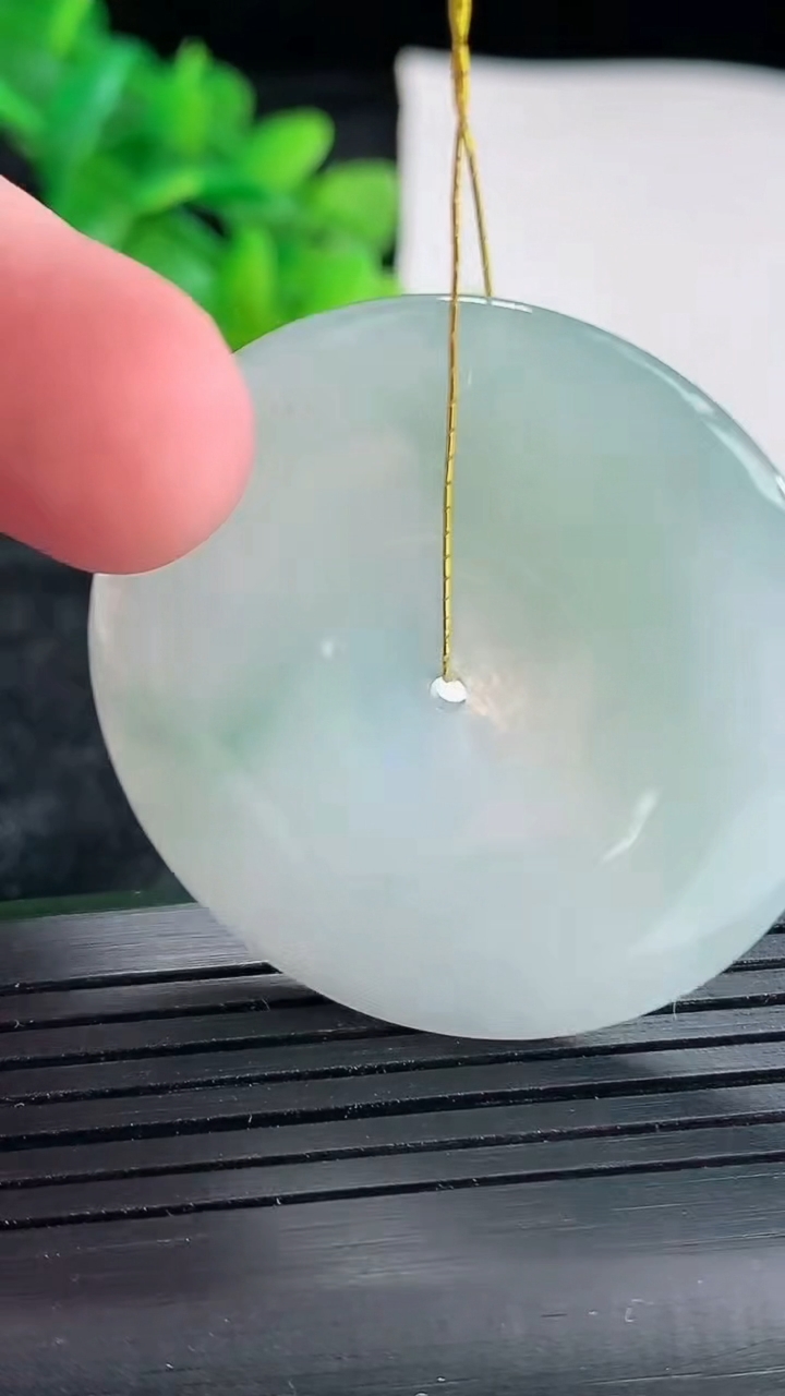 天然A货翡翠平安扣吊坠，尺寸39.5-5重量:17.73g
4月22日