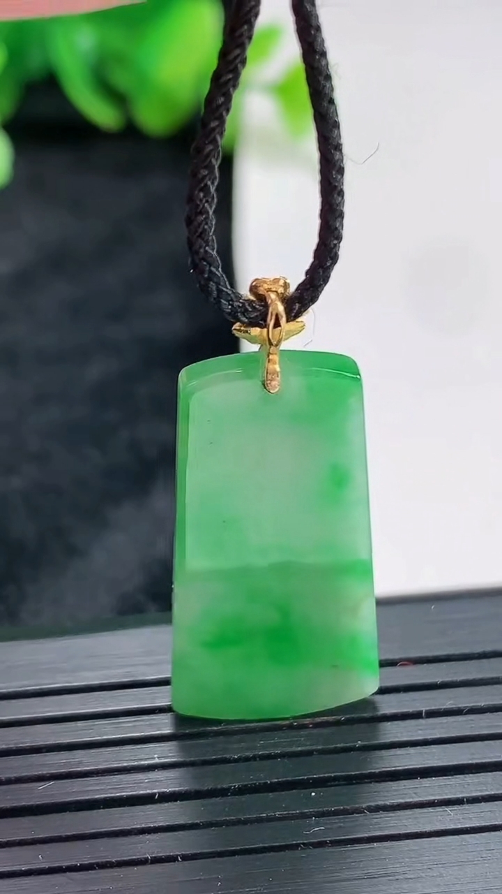 天然A货翡翠无事牌吊坠，尺寸28-15-2.5重量:3.43g
4月22日