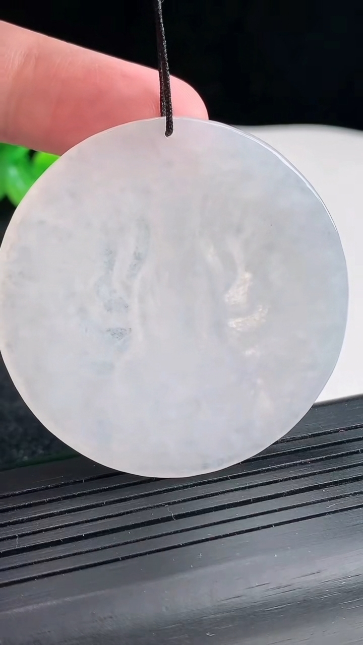 天然A货翡翠千手观音吊坠，尺寸51.5-5重量:28.06g
4月22日